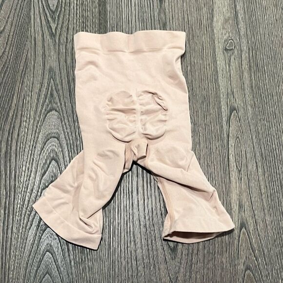 NWOT Skims Shapewear Knee Shorts Sculpting Mid Thigh Open Gusset Tan Size S-M - Picture 3 of 3